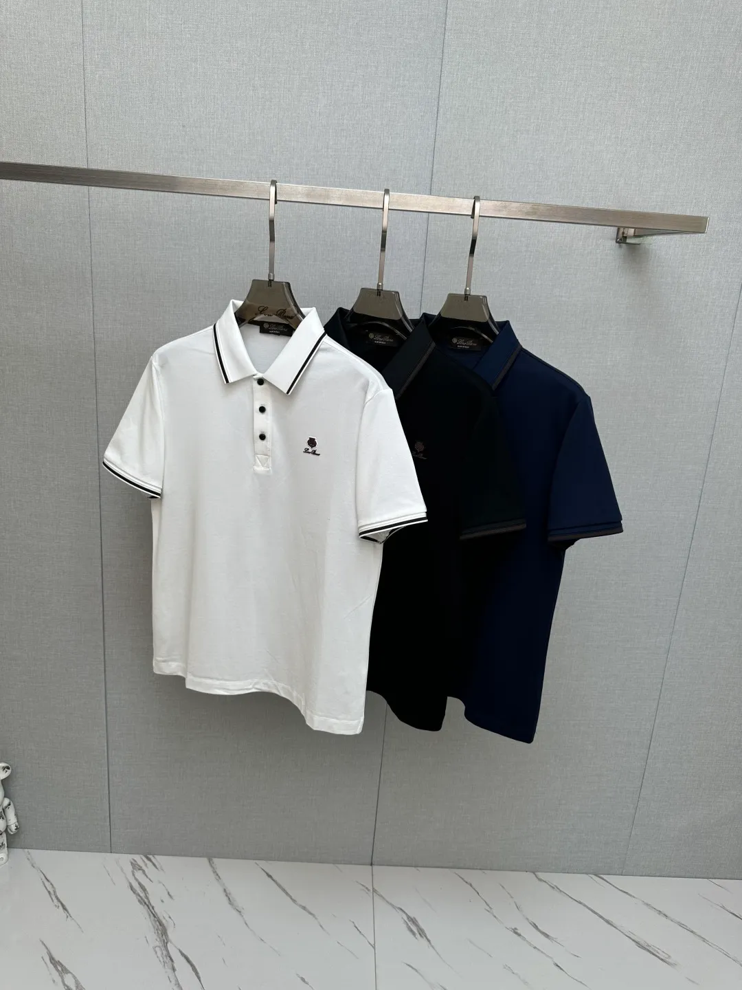 LP Spring and Summer New Arrival's first counter is the latest New Arrival lapel short-sleeved, refreshing and breathable. Premium customized design, avant-garde and fashionable! The brand logo is designed with heavy craftsmanship. It feels soft. It is comfortable to wear. It has exquisite counter-level stitching. It has fine workmanship. The upper body effect is incomparably handsome! A must-have item for a stylish man! Sizes:M-3XL